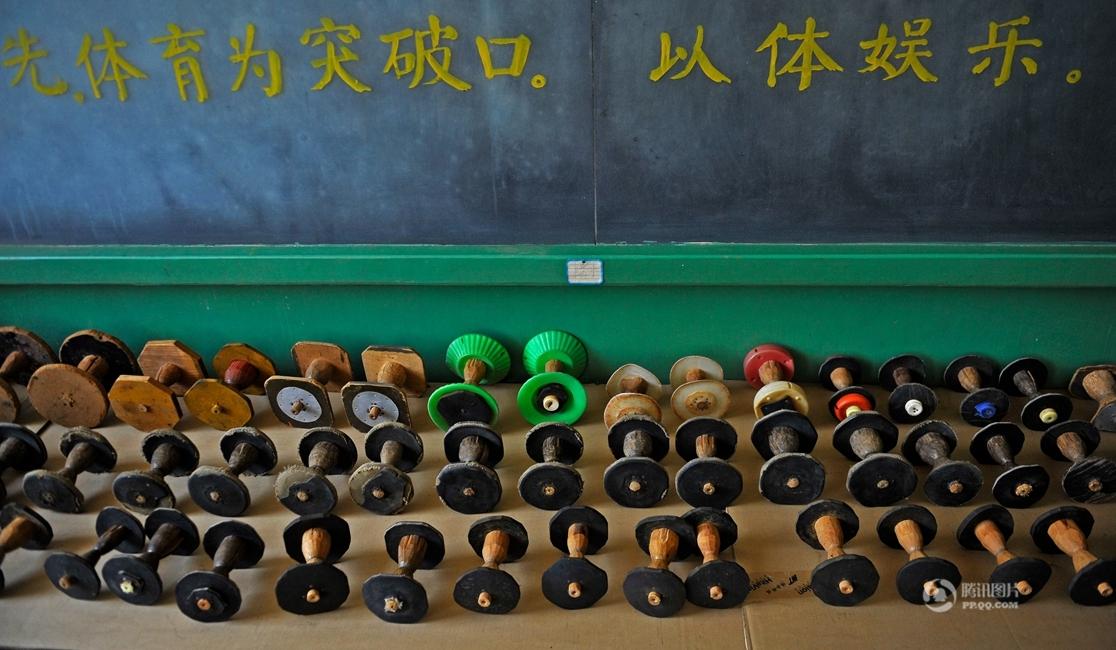 قصة بالصور: معلم رياضة يصنع 8000 قطعة من وسائل التعليم يدويا
