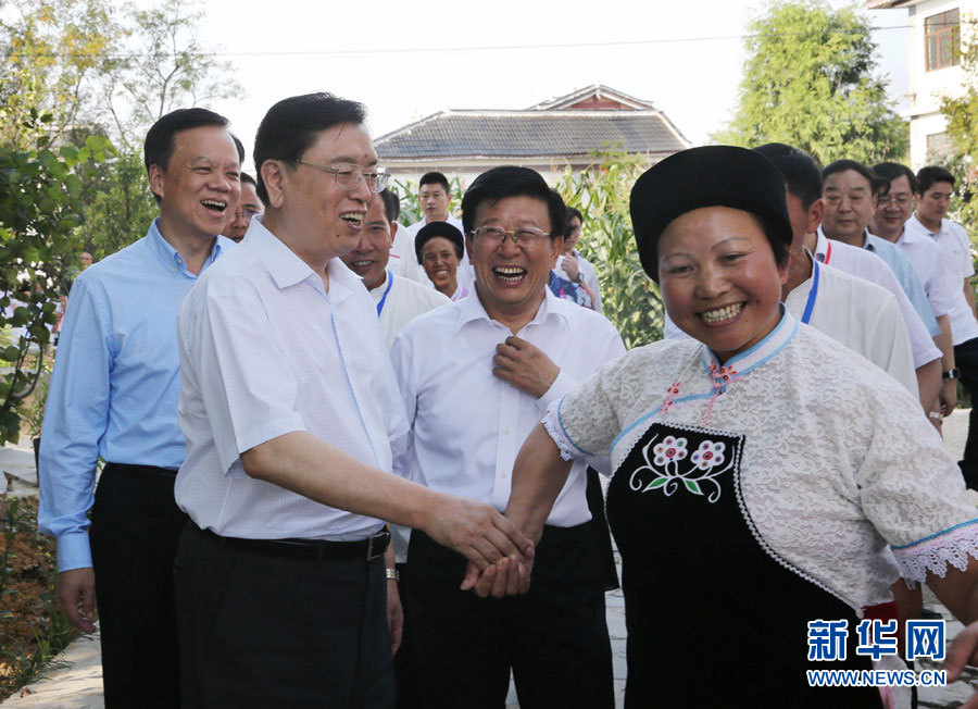 كبير المشرعين الصينيين يشدد على الالتزام بالمسار السياسي للصين