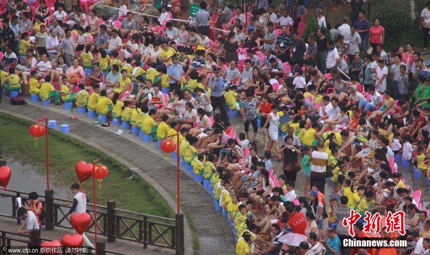 رقم قياسي عالمي ..عشرة آلاف شخص يغسلون أقدام والديهم معا في الصين