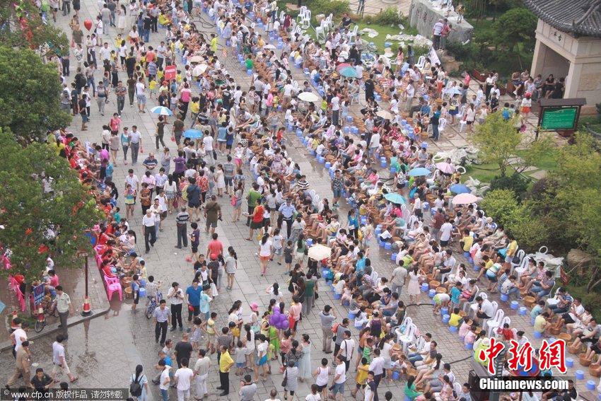 رقم قياسي عالمي ..عشرة آلاف شخص يغسلون أقدام والديهم معا في الصين