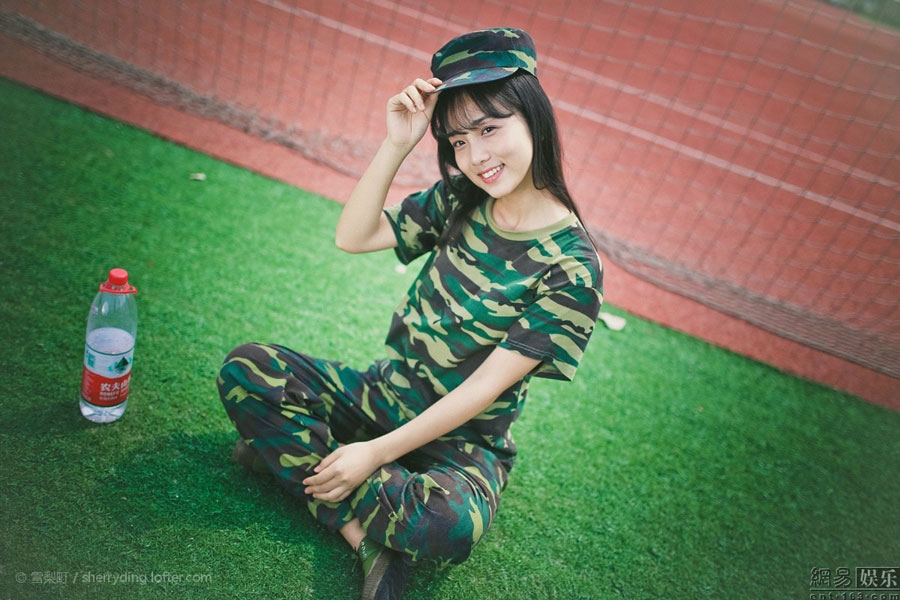 طالبة صينية تلقى شهرة واسعة على الإنترنت بعد مشاركتها في التدريبات العسكرية