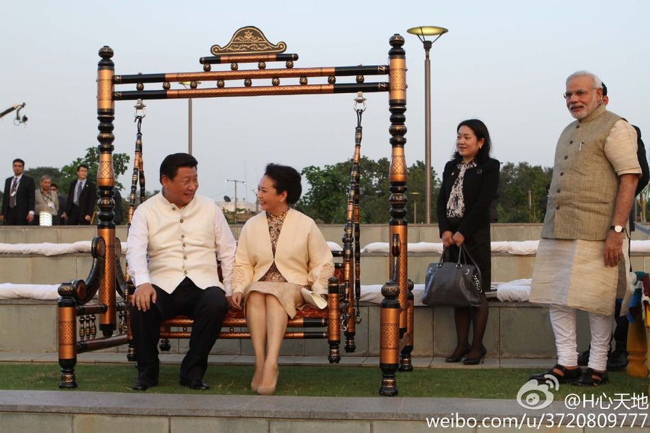 لحظات حميمة ونادرة ... تأرجح الرئيس الصيني وزوجته معا