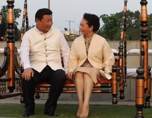لحظات حميمة ونادرة ... تأرجح الرئيس الصيني وزوجته معا