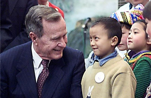   الرئيس الأمريكي السابق جورج هربرت ووكر بوش يزور شيآن