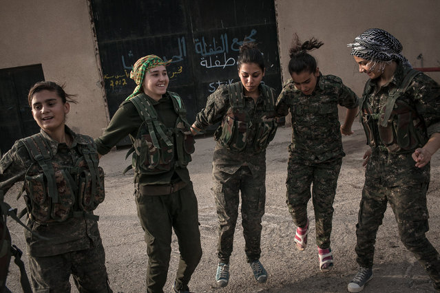 عناصر نسائية ضمن قوات الحماية الشعبية الكردية