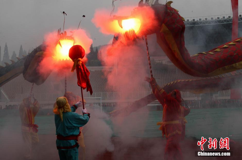رائع جدا..مسنون صينيون يرقصون بالتنين الناري 