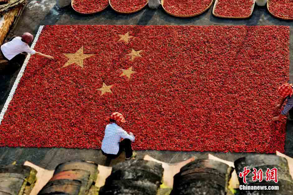 فلفل أحمر يشكل العلم الصيني العملاق احتفالا بالعيد الوطني