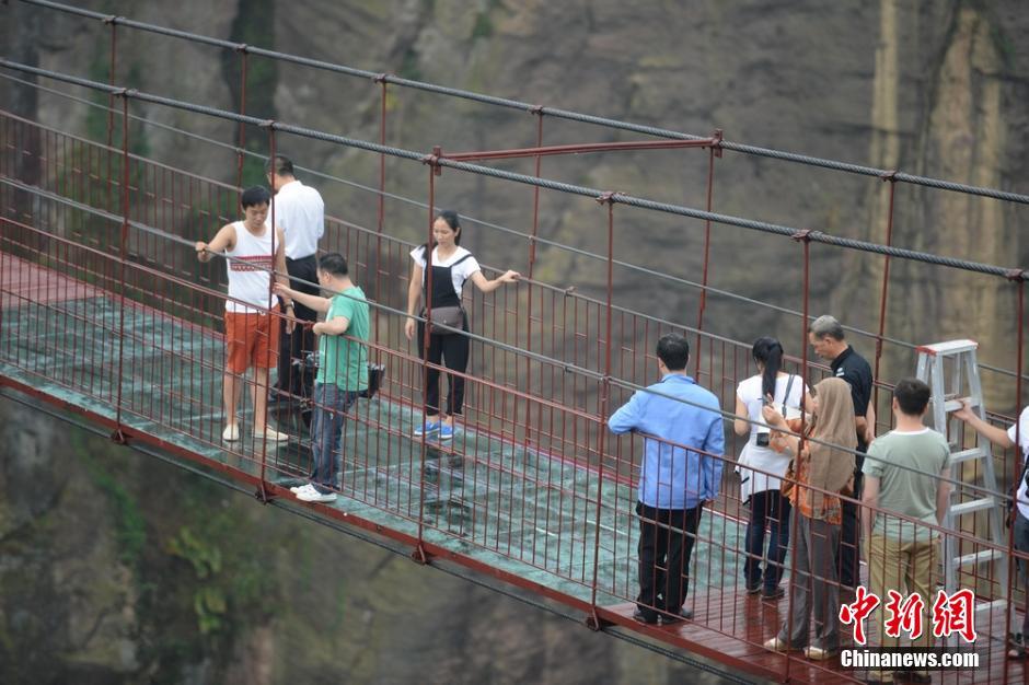 جسر معلق زجاجي مخيف في مقاطعة صينية