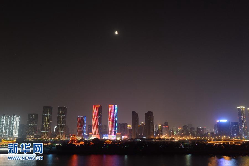 روعة "القمر الأحمر " خلال الخسوف فى الصين
