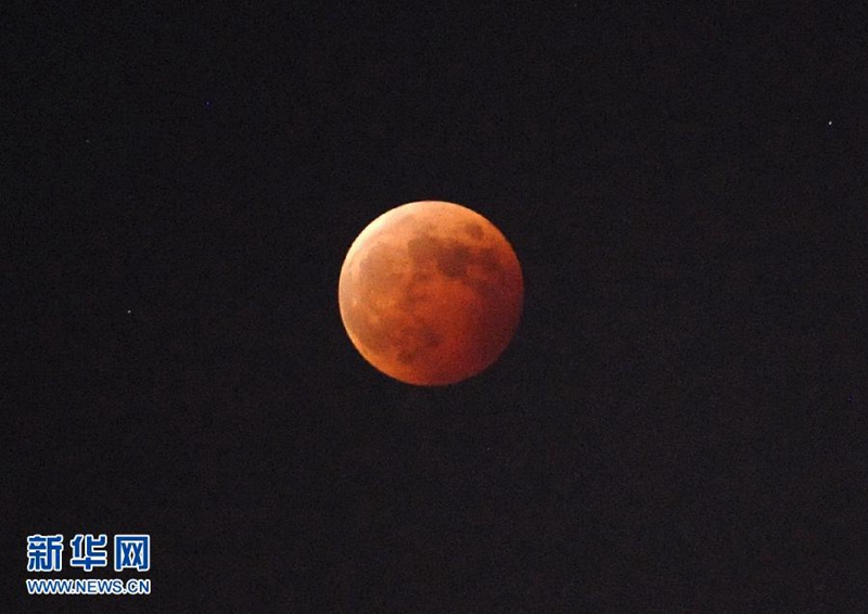 روعة "القمر الأحمر " خلال الخسوف فى الصين