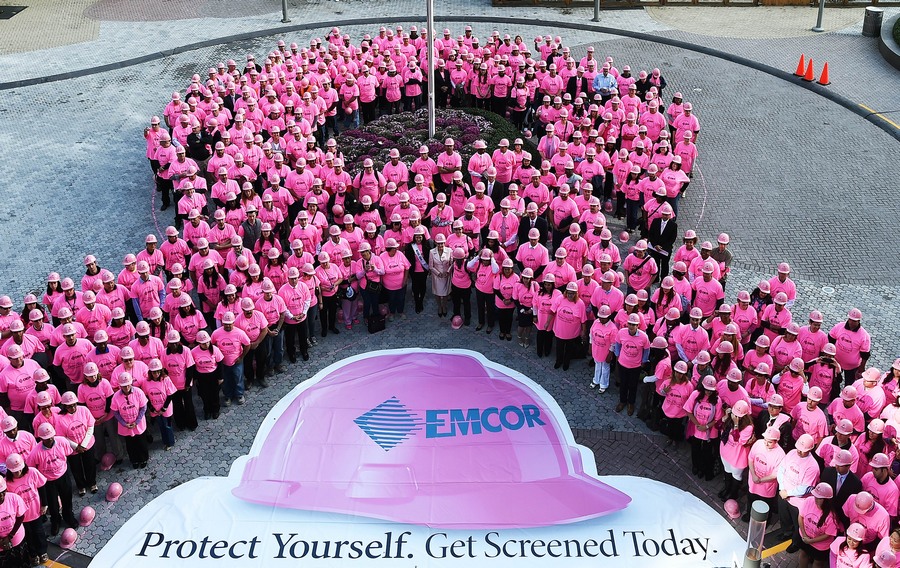 متطوعون في حملة للتوعية ضد سرطان الثدي يرسمون لوحة بشرية لـ"الشريط الوردي"