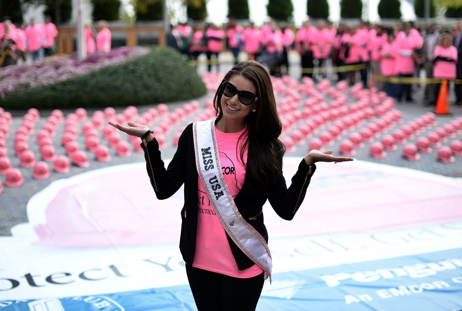 ملكة جمال الولايات المتحدة تدعم حملة للتوعية ضد سرطان الثدي 