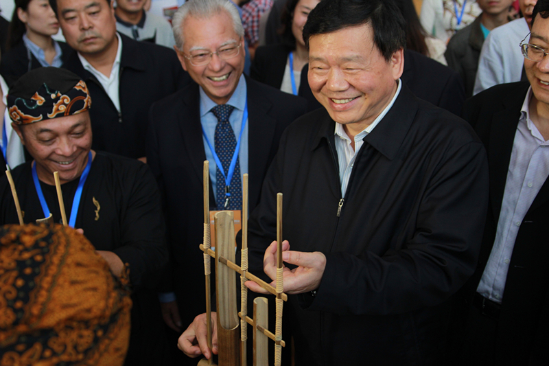 حاكم مقاطعة شانشي وقيادات صينية أخرى يتجولون في معرض طريق الحرير السياحي الدولي في شيان 2014   