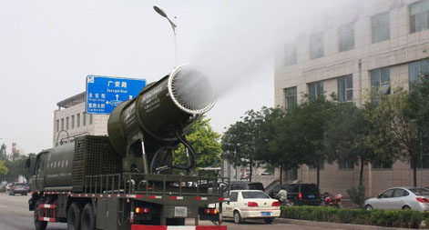 تشغيل "مدفع " لتبديد الضباب الدخاني فى مدينة تشانغجياكو بمقاطعة خبي الصينية