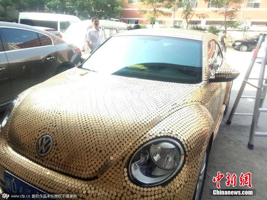 سيارة ذهبية اللون ومطعمة بالنقود تظهر فى الصين
