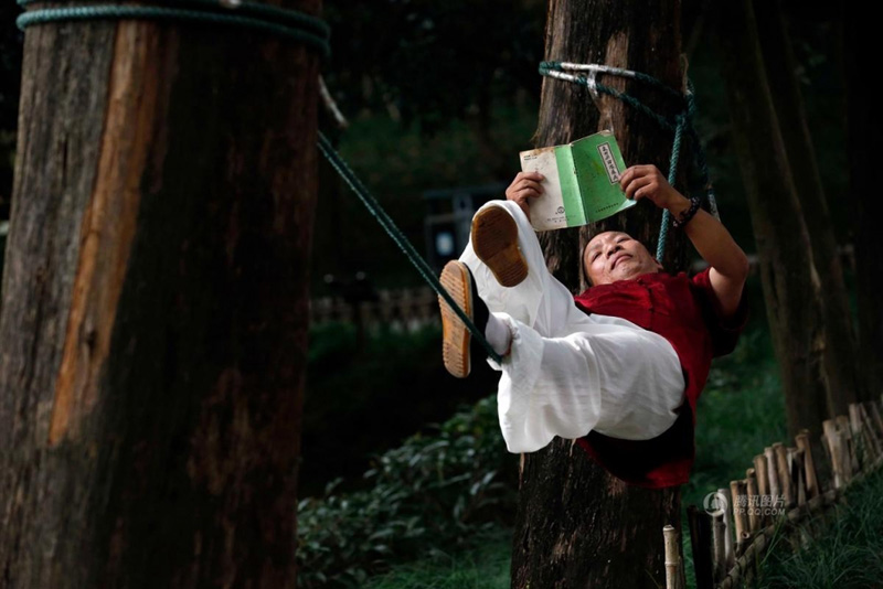 رجل صيني نائم على حبل واحد نال شعبية كبيرة في الصين