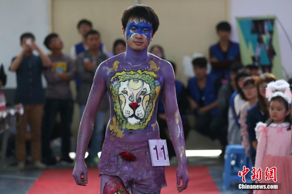 مهرجان الرسوم الملونة على أجسام الطلاب الجامعيين يجذب أنظار الصينيين
