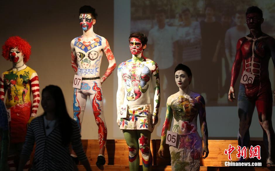 مهرجان الرسوم الملونة على أجسام الطلاب الجامعيين يجذب أنظار الصينيين