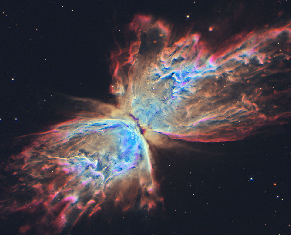 مشهد "موت" نجمة ثابتة في عدسة تلسكوب هابل يشبه فراشة ملونة