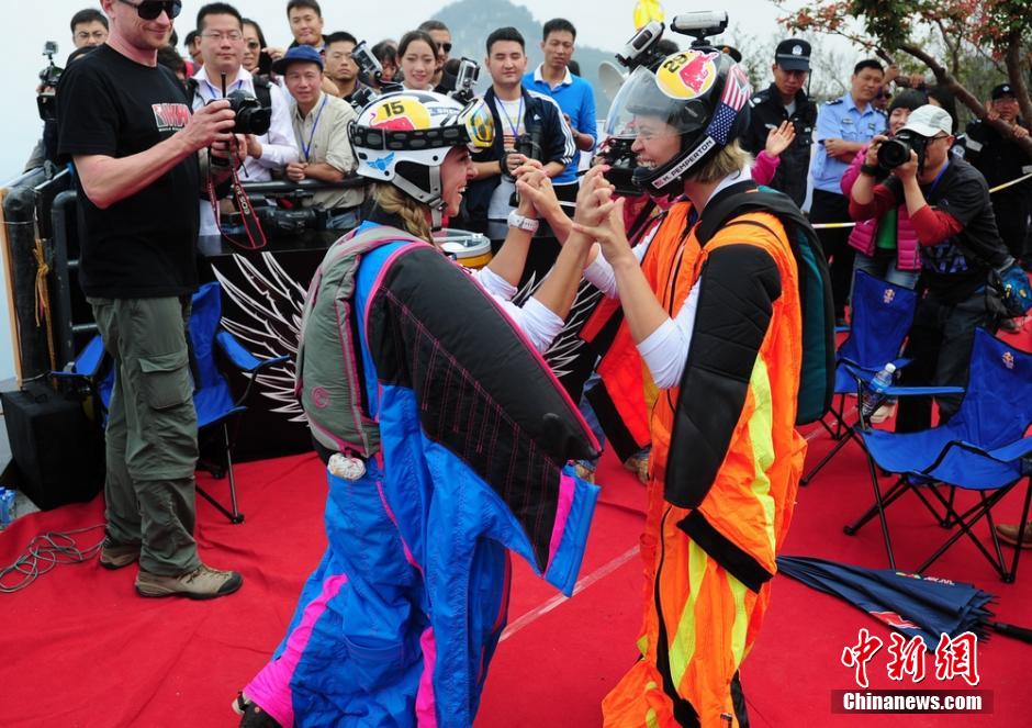 مسابقة بطولة العالم للطيران ببدلة الأجنحة تقام في تشانغجياجيه