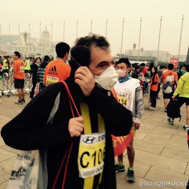 انطلاق ماراثون بكين الدولي في جو الضباب الدخاني 