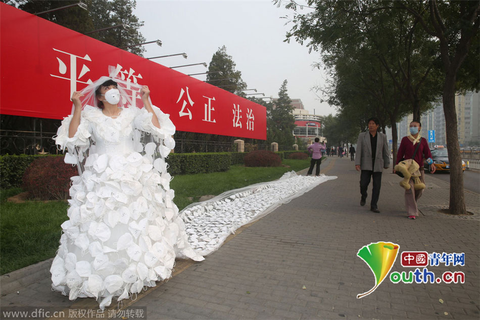 عرض فستان زفاف مكون من 999 قناع فى الضباب الدخاني ببكين