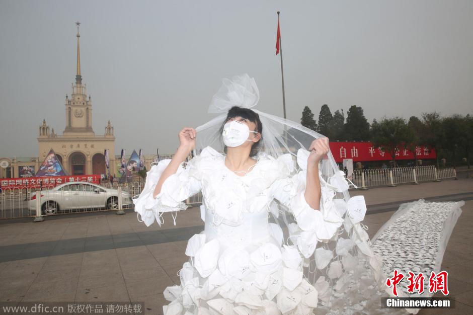 عرض فستان زفاف مكون من 999 قناع فى الضباب الدخاني ببكين