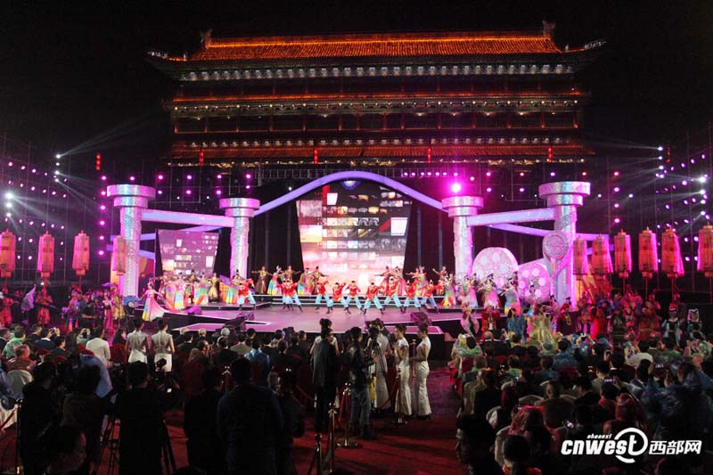 افتتاح الدورة الأولى لمهرجان طريق الحرير السينمائي الدولي في الصين