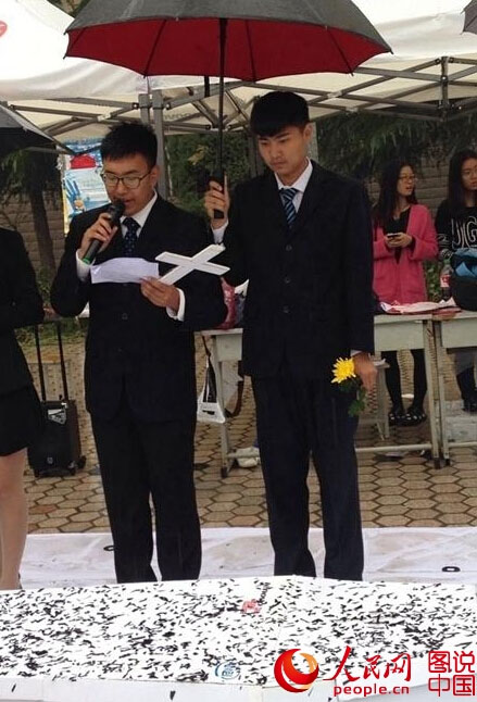 جنازة طالب جامعي صيني لتحذير زملائه من خطر الإدمان على الإنترنت