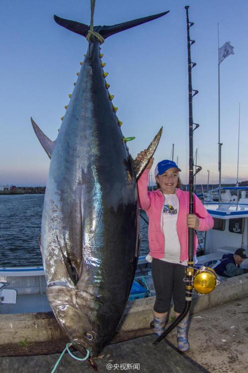 فتاة كندية تصطاد سمكة تونة عملاقة وزنها 280 كلغ