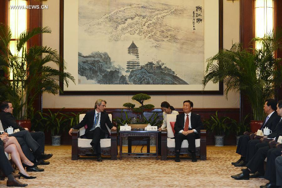 نائب الرئيس الصيني يلتقي بقادة شباب من الصين وفرنسا