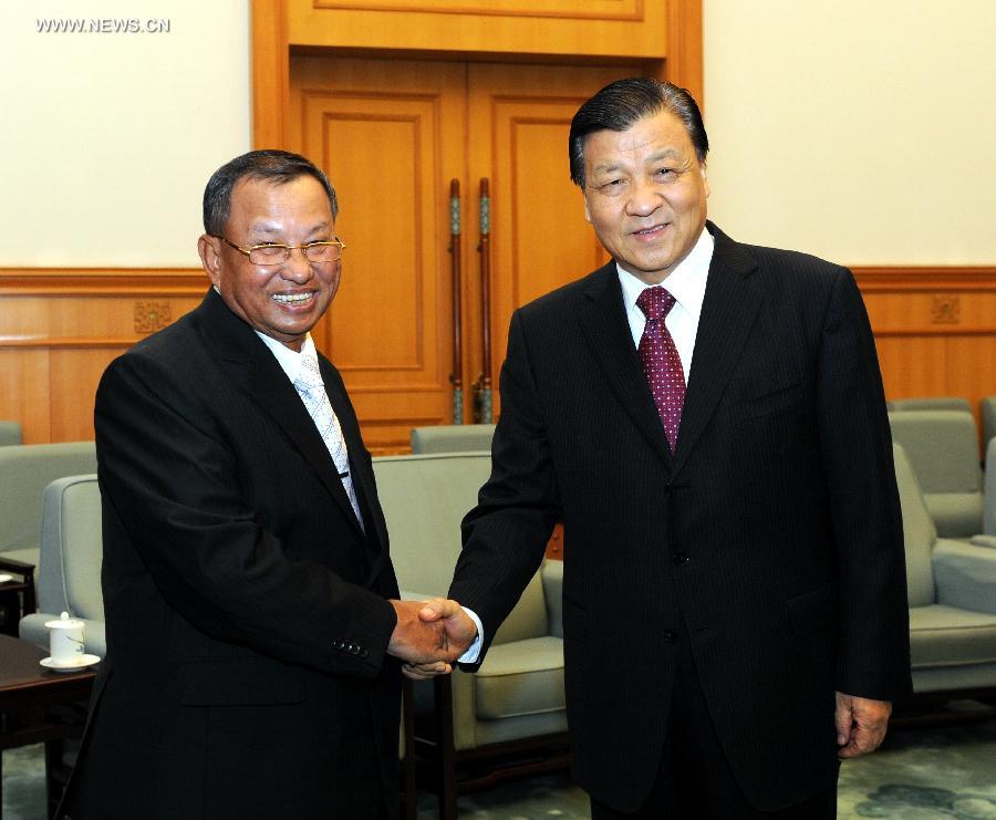 مسؤول بارز في الحزب الشيوعي الصيني يلتقي مع وفد كمبودي