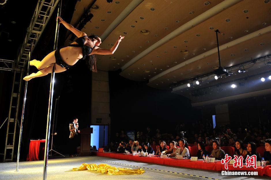 منافسة المتسابقين الصينيين والأجانب على بطولة الصين الدولية لرقص العمود