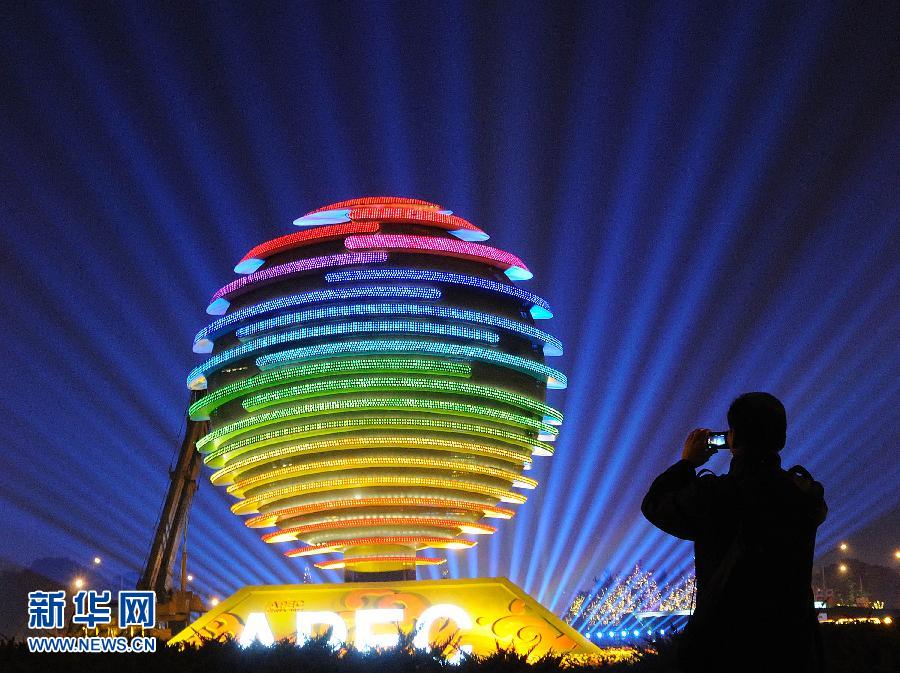 الإضاءات تزين اجتماع الأبيك في بكين