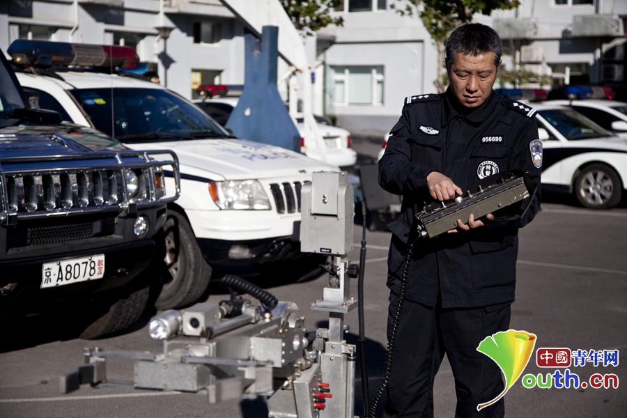 شرطة بكين تطلق روبوت التخلص من الذخائر المتفجرة للأبيك