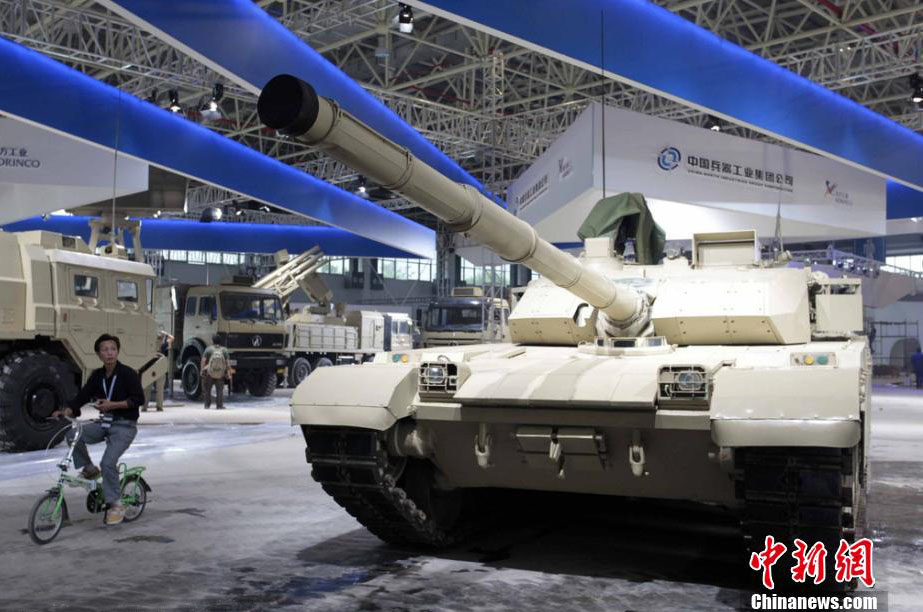 الدبابة الصينية الأكثر تقدما  تظهر في معرض تشوهاي للطيران