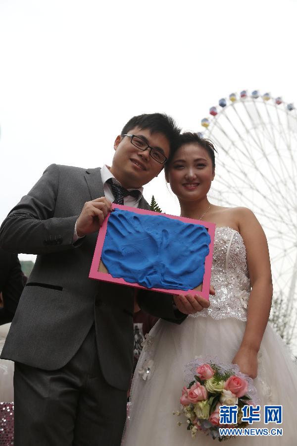 حفل زفاف فى الهواء ل22 زوجا من العروسين بشرق الصين