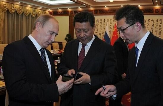الكشف عن الهاتف الذي اهداه بوتين لنظيره الصيني: ماركة روسية وصناعة صينية