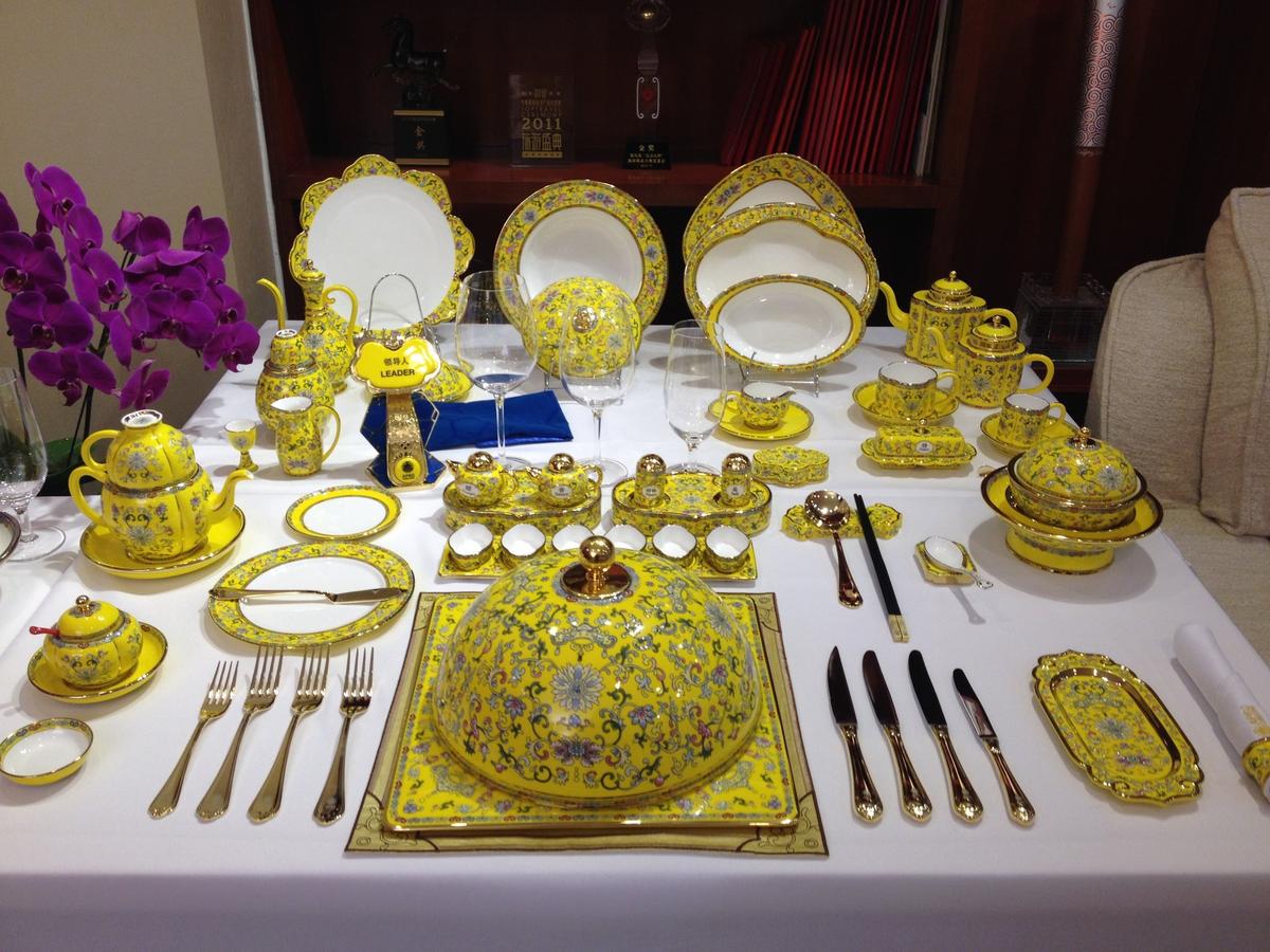 طقم التقديم بلون "الأصفر الامبراطوري" يزين طاولة مأدبة عشاء رسمية ضخمة على شرف الزعماء المشاركين في (آبيك) ببكين