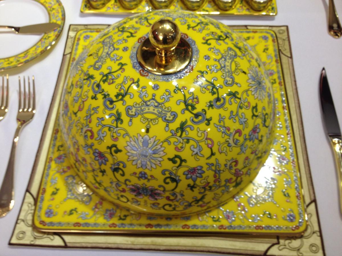 طقم التقديم بلون "الأصفر الامبراطوري" يزين طاولة مأدبة عشاء رسمية ضخمة على شرف الزعماء المشاركين في (آبيك) ببكين