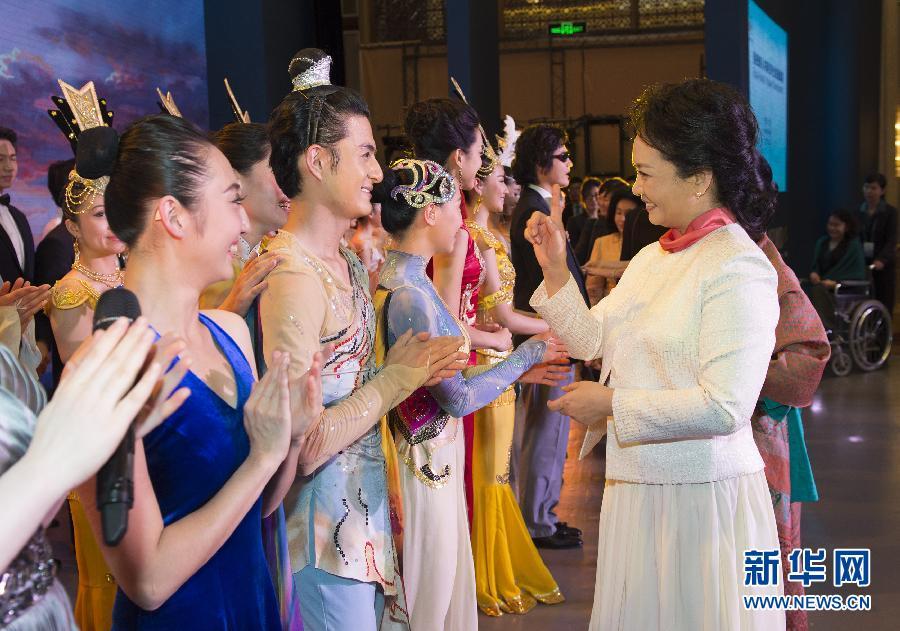 زوجة الرئيس الصيني تقدم الهدايا الأنيقة لزوجات الرؤساء الأجانب