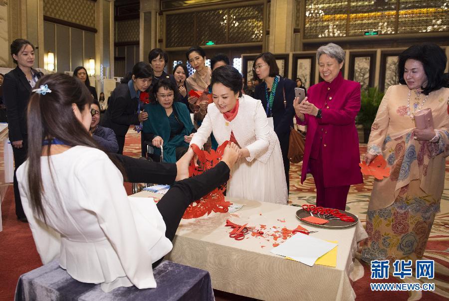 زوجة الرئيس الصيني تقدم الهدايا الأنيقة لزوجات الرؤساء الأجانب