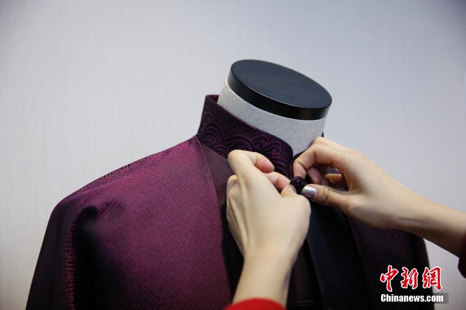 الكشف عن تفاصيل الملابس ذات الخصائص الصينية للقادة وعقيلاتهم لاجتماع الأبيك ببكين