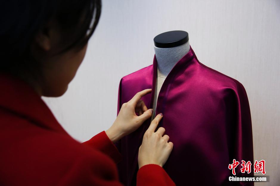 الكشف عن تفاصيل الملابس ذات الخصائص الصينية للقادة وعقيلاتهم لاجتماع الأبيك ببكين