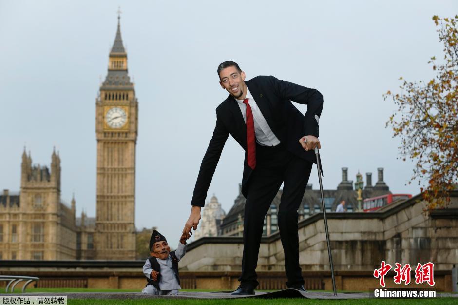 أطول وأقصر رجلين في العالم يجتمعان في لندن