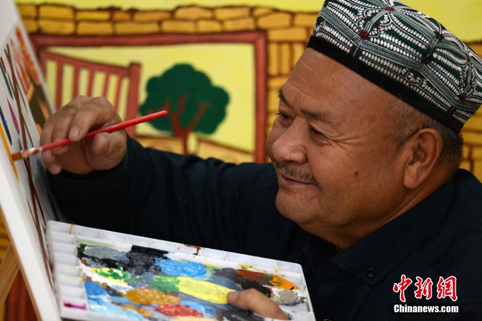 مسنون من شينجيانغ يرسمون لوحات فنية "ضد التطرف"