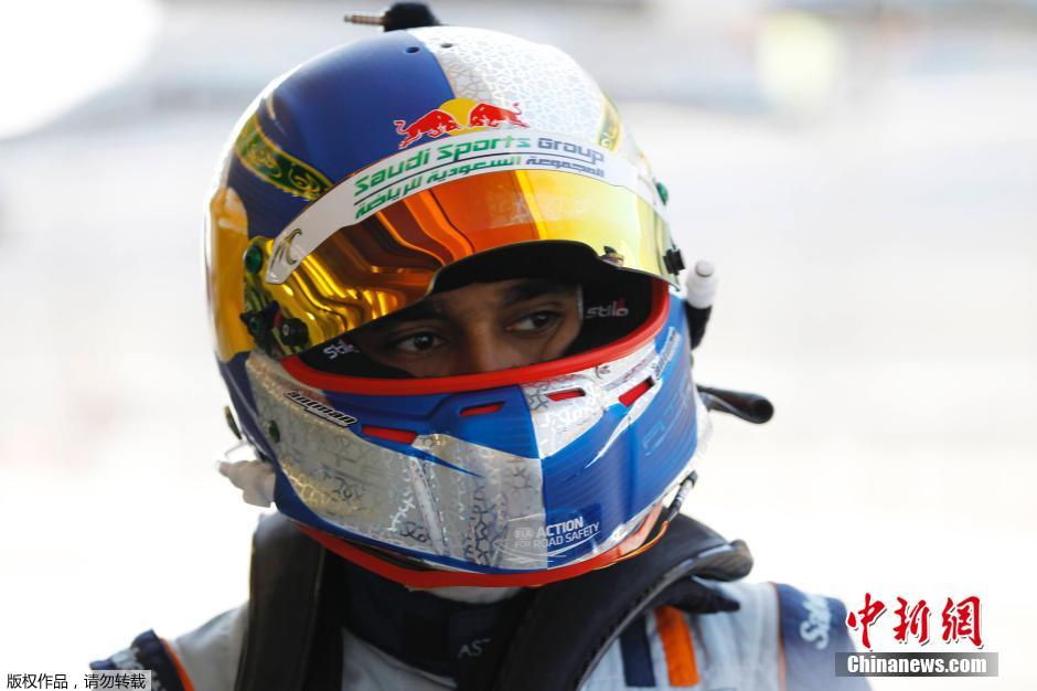 أمير سعودي يشارك في بطولة العالم لسباق السيارات