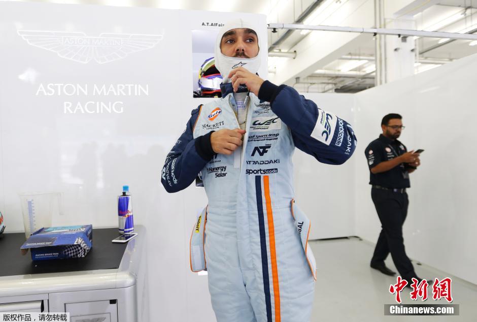 أمير سعودي يشارك في بطولة العالم لسباق السيارات