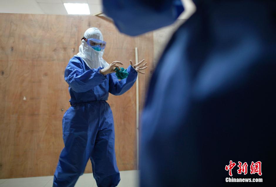 زيارة إلى الوفد الطبي الصيني لمقاومة فيروس الإيبولا