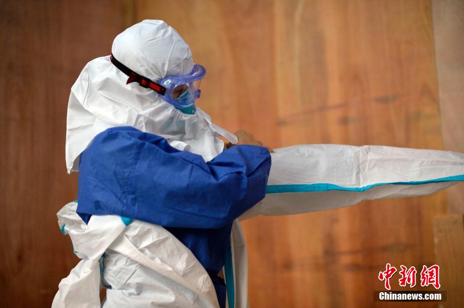 زيارة إلى الوفد الطبي الصيني لمقاومة فيروس الإيبولا
